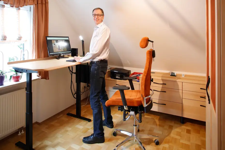 Massivholzschreibtisch höhenverstellbar 