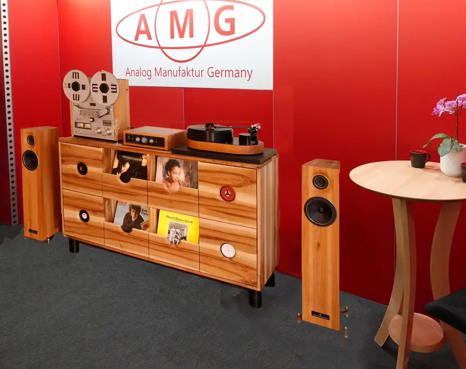 Schallplattenschrank in Rüster mit der nachhaltigsten Hifi Anlage 