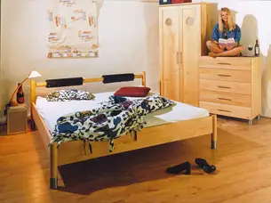 Bett mit zweigeteilter Lehne Bett mit zweigeteilter Lehne