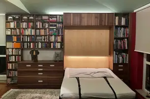 Klappbett, Bücherregal und Sideboard in Nussbaum 