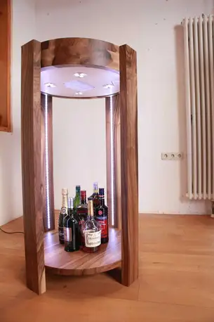 Virtine in Nussbaum als Stehtisch Stehttisch als Virtrine mit Flaschenabstellmöglichkeit