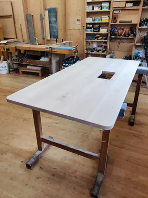 Massivholztisch in roh noch ohne höhenverstellbares Gestell Massivholztisch in roh noch ohne höhenverstellbares Gestell