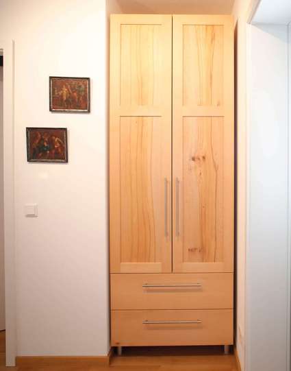 Einbauschrank aus Massivholz 