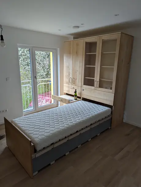 Schrankbett aus Massivholz elektrisch angetrieben 