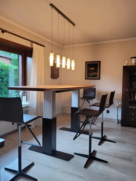 Höhenverstallbarer Konferenztisch als Esstisch Höhenverstallbarer Konferenztisch als Esstisch