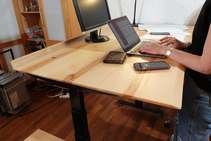 Schreibtisch mit hochgezogener Hinterkante