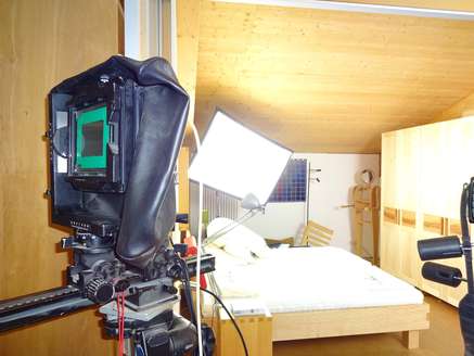 Schlafzimmer in Massivholz mit Fachkamera fotografiert 