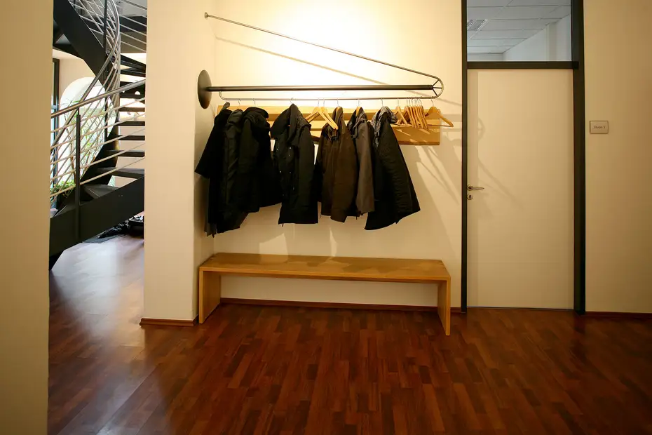 Stahlgarderobe mit gezinkter Bank 