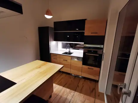 Massivholzküche aus Buche mit schwarzem Glas