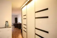 Kleiderschrank mit Druckgrafik 