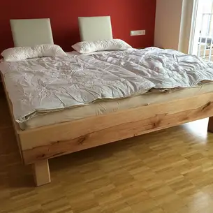 Bett und Nachtkästchen Bett und Nachtkästchen