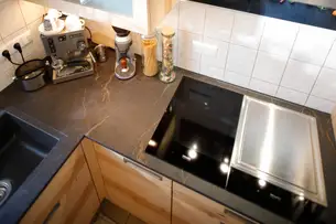 Nahezu unsichtbare Fuge der beiden Keramikplatten Nahezu unsichtbare Fuge der beiden Keramikplatten