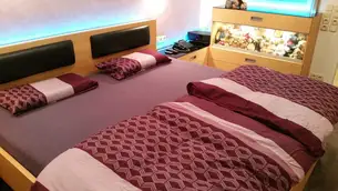 Schwarze Lederlehne im Kopfteil Schwarze Lederlehne im Kopfteil