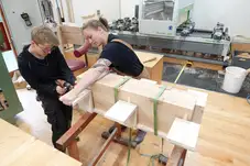 Nachhaltige Massivholzboxen-Produktion Nachhaltige Massivholzboxen-Produktion