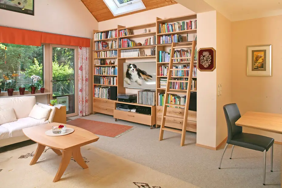 Bibliothek und Bücherregal mit Leiter 