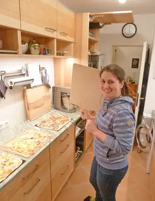 Massivholzküche aus Esche mit Edelstahlspülenplatte und Granit 