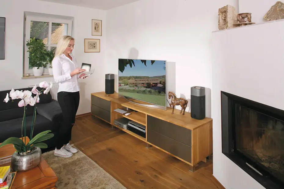 TV-Lowboard aus Eiche mit Fronten aus Edelstahl TV-Lowboard aus Eiche mit Fronten aus Edelstahl