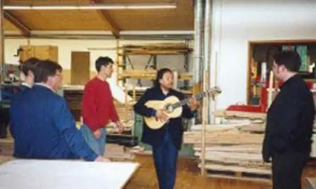 Arnoldo Moreno in der Möbelmacher-Werkstatt