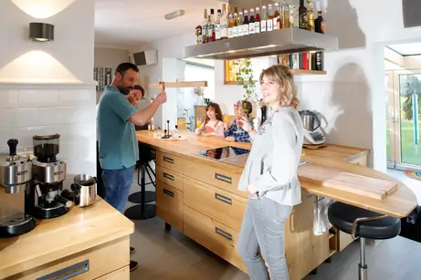 Sekt an der Kücheninsel aus massiver Eiche Sekt an der Kücheninsel aus massiver Eiche