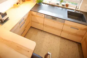 Kombination aus Holz- und Keramikarbeitsplatten mit kleinem Höhenunterschied Kombination aus Holz- und Keramikarbeitsplatten mit kleinem Höhenunterschied