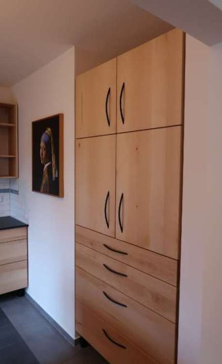 Massivholzschrank in der Küchennische 