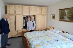 Massivholzschlafzimmer im betreuten Wohnen 