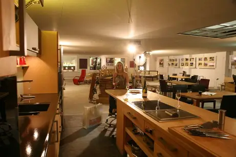 Im ehemaligen Möbelhaus Reim zeigen die Möbelmacher Küchen und Möbel aus dem Holz der Hersbrucker Alb