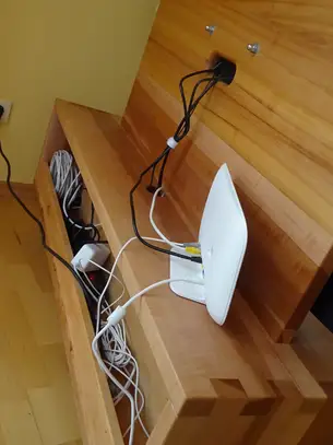 Kabelkanal im TV-Rolli Kabelkanal im TV-Rolli