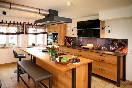 Kochinsel und Spülenzeile mit Gestell aus Rohstahl 