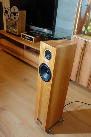 Massivholzlautsprecher aus fränkischem Kirschbaum Massivholzlautsprecher aus fränkischem Kirschbaum