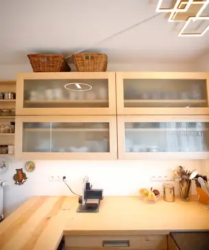 Per Antippen Auf- und Zugehende Oberschrank-Falt-Fronten mit Satinatoglas Per Antippen Auf- und Zugehende Oberschrank-Falt-Fronten mit Satinatoglas