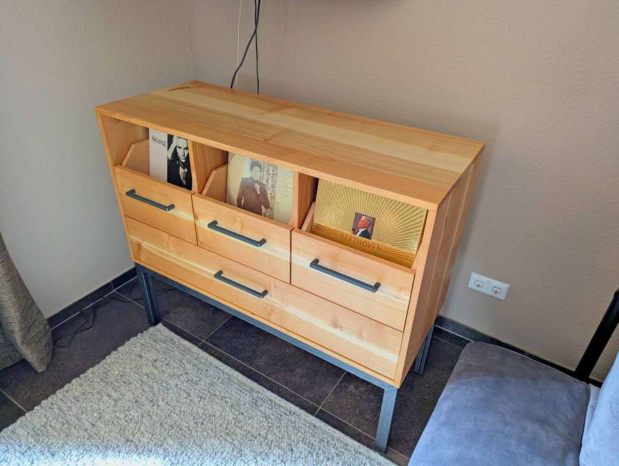 Schallplattenschrank für rund 300 Platten und eine CD-DVD-Schublade aus fränkischem Kirschbaum 