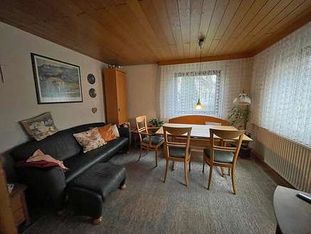 Wohnzimmer in Buche und Grün 