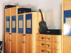 Schlafzimmerschrank mit Noten als Dekor und Griffe 