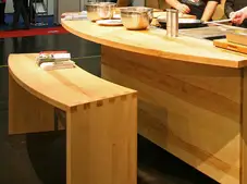 Geschwungene Wangenbank mit gezinkter Eckverbindung