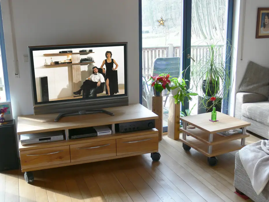 TV-Möbel mit drei Schubladen und Rollen TV-Möbel mit drei Schubladen und Rollen