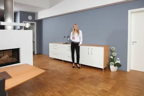 TV-Möbel mit weißen Glasfronten TV-Möbel mit weißen Glasfronten