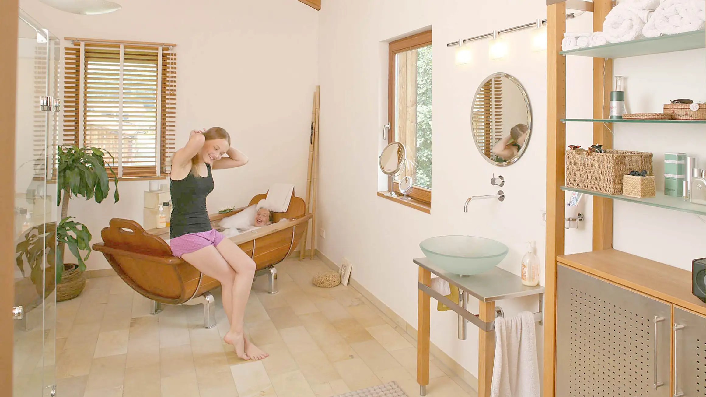 Holzbadewanne im Massivholzbadezimmer