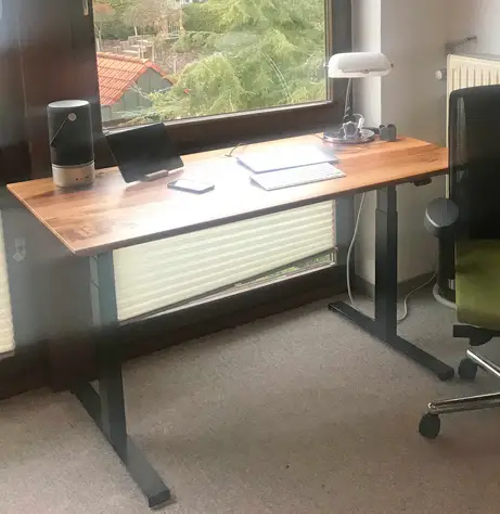 Sitz-Steh-Tisch in Massivholz Sitz-Steh-Tisch in Massivholz