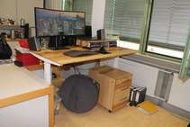 Höhenverstellbaer Massivholz-Schreibtisch im Lehrerzimmer 