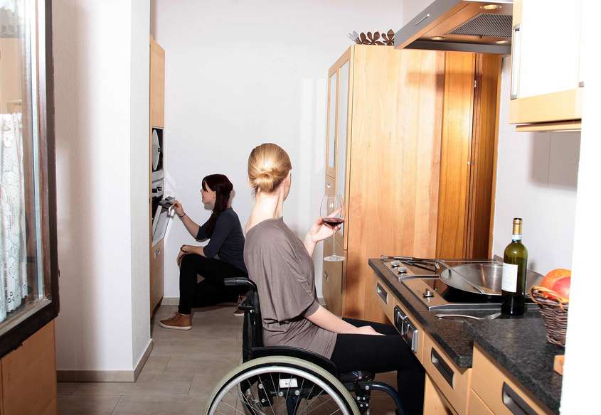 Die barrierefreie Küche aus Massivholz für Rollstuhlfahrer: Die Möbelmacher