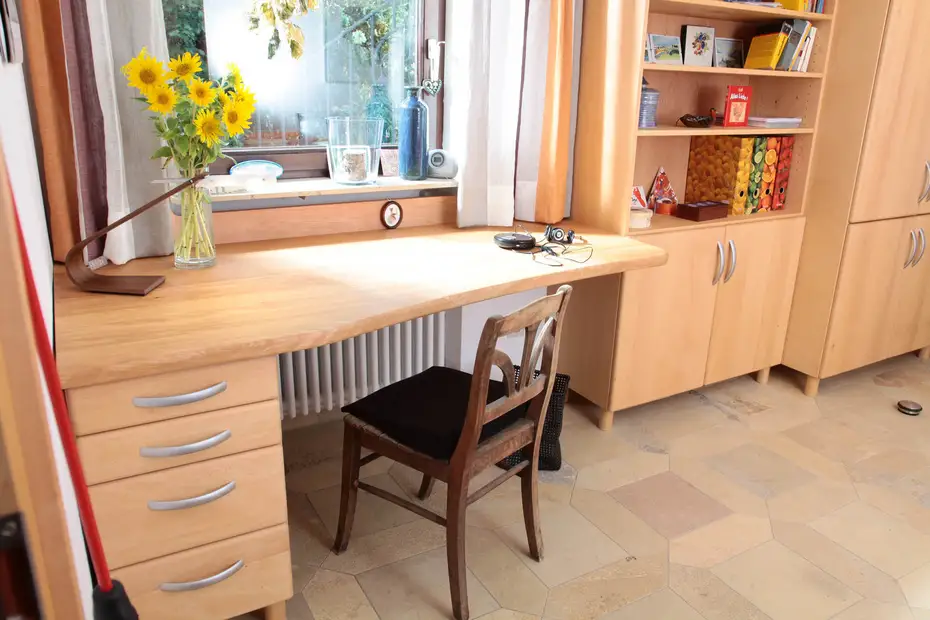 Schreibtisch aus Massivholz