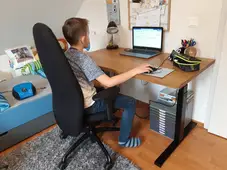 Höhenverstellbarer Schreibtisch im Kinderzimmer Höhenverstellbarer Schreibtisch im Jugendzimmer