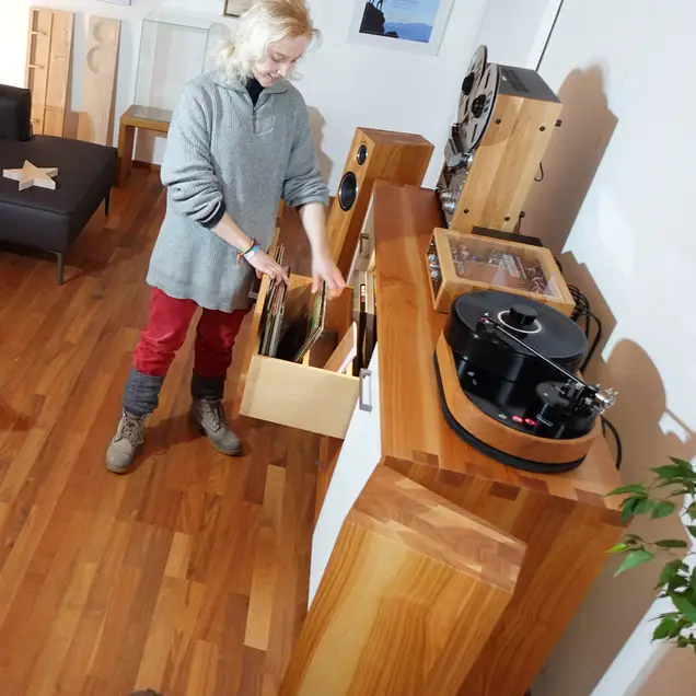 Schublade für Schallplatten im Hifi-Sideboard Schublade für Schallplatten im Hifi-Sideboard