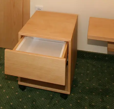 Rollcontainer für Rollstuhlfahrer im barrierefreien Hotelzimmer