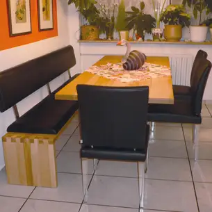 Essplatz mit gezinkter Vollpolsterbank