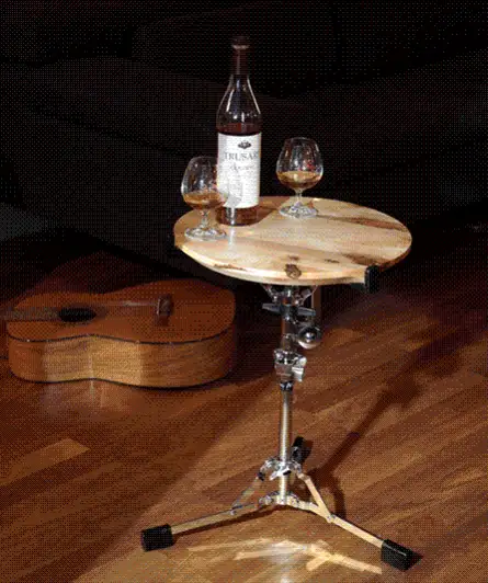 Höhenverstellbarer Couchtisch dank Snaregestell  