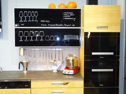 Massivholzküchen können auch mit beschriftbaren und auswechselbaren Glasfronten ausgestattet werden