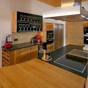 Kunst in der Glasfront im Alurahmen 