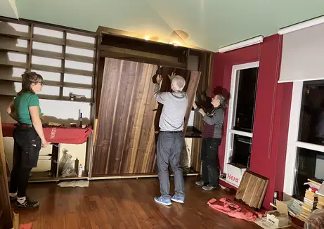 Gästebett mit Bücherregal und Sideboard  